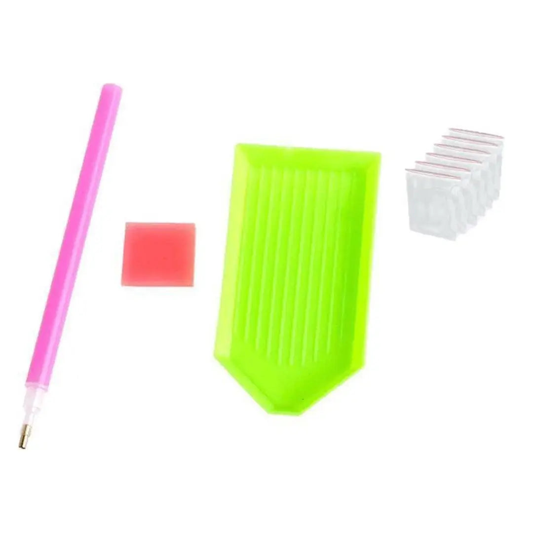 Diamond painting starterskit met een roze pen, groene schudbakje, waxblokje en hersluitbare zakjes.