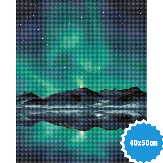 Diamond painting van groen noorderlicht boven donkere bergen en spiegelend meer met sterrenlucht, formaat 40x50 cm.