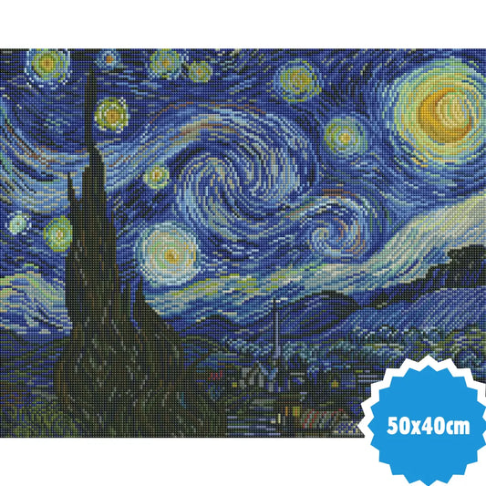 Diamond painting geïnspireerd op De Sterrennacht met spiraalvormige sterren, maan en cipres boven een dorp, formaat 50x40 cm.