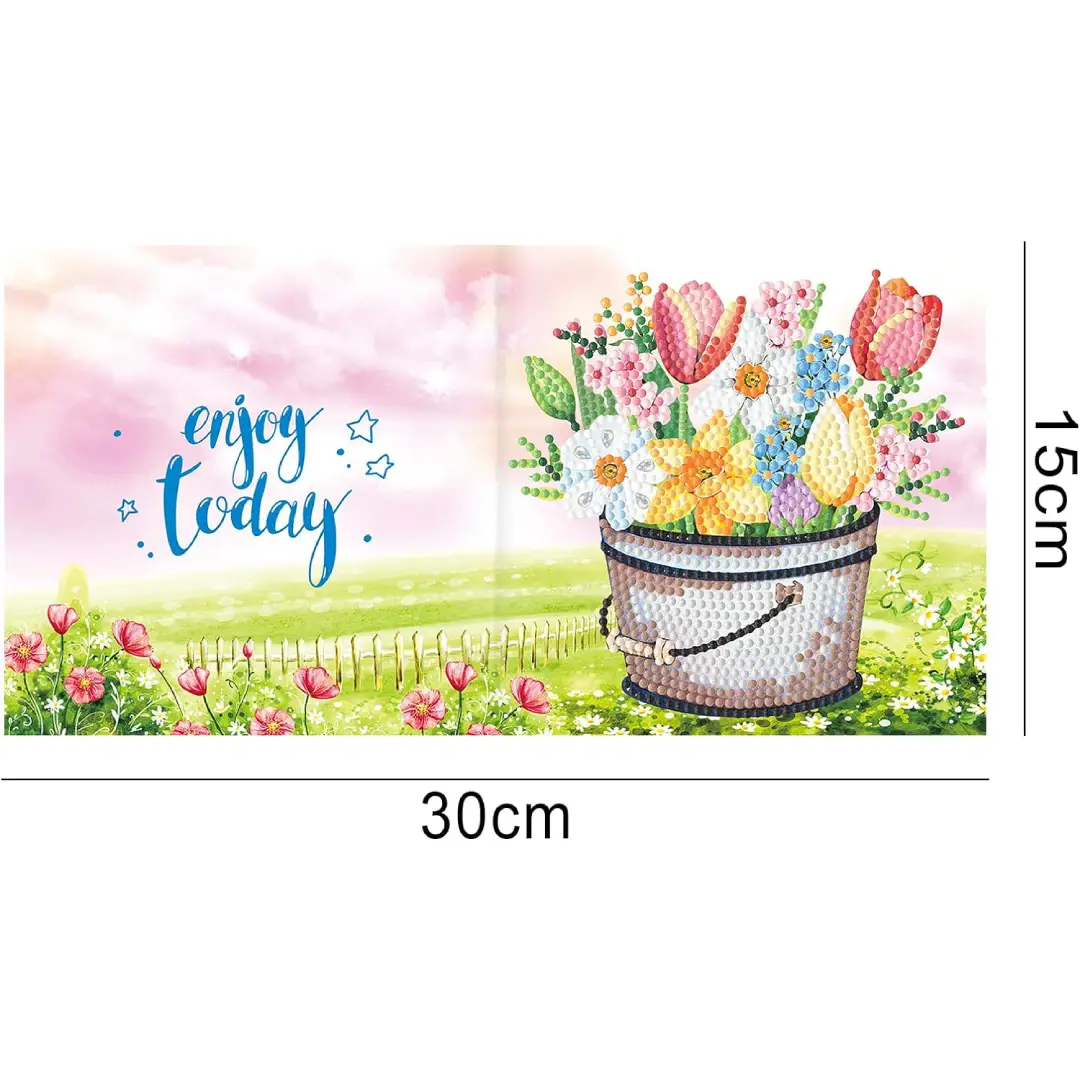 Diamond painting wenskaart met de tekst 'Enjoy today' en een emmer met kleurrijke bloemen tegen een groene achtergrond.