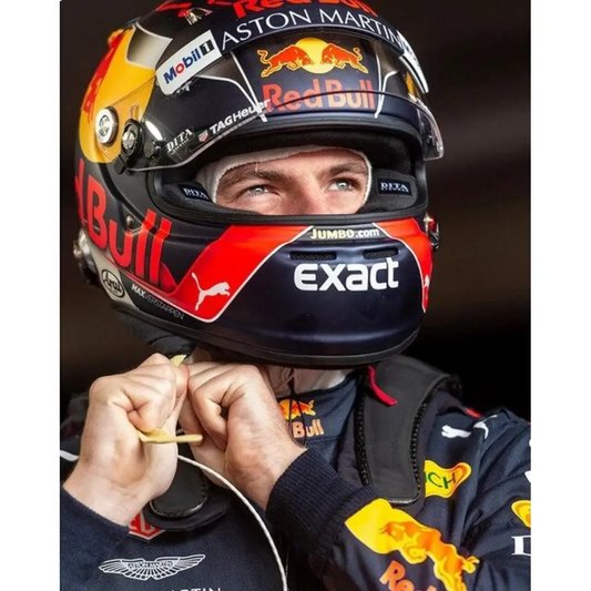 Portret van Formule 1-coureur Max Verstappen in race-uitrusting en helm, voorbeeld van een diamond painting.