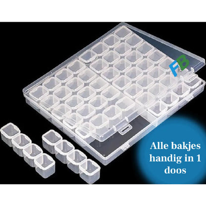 Handige transparante opbergdoos met 56 individuele bakjes, ideaal voor het organiseren van kleine onderdelen in één compacte doos.