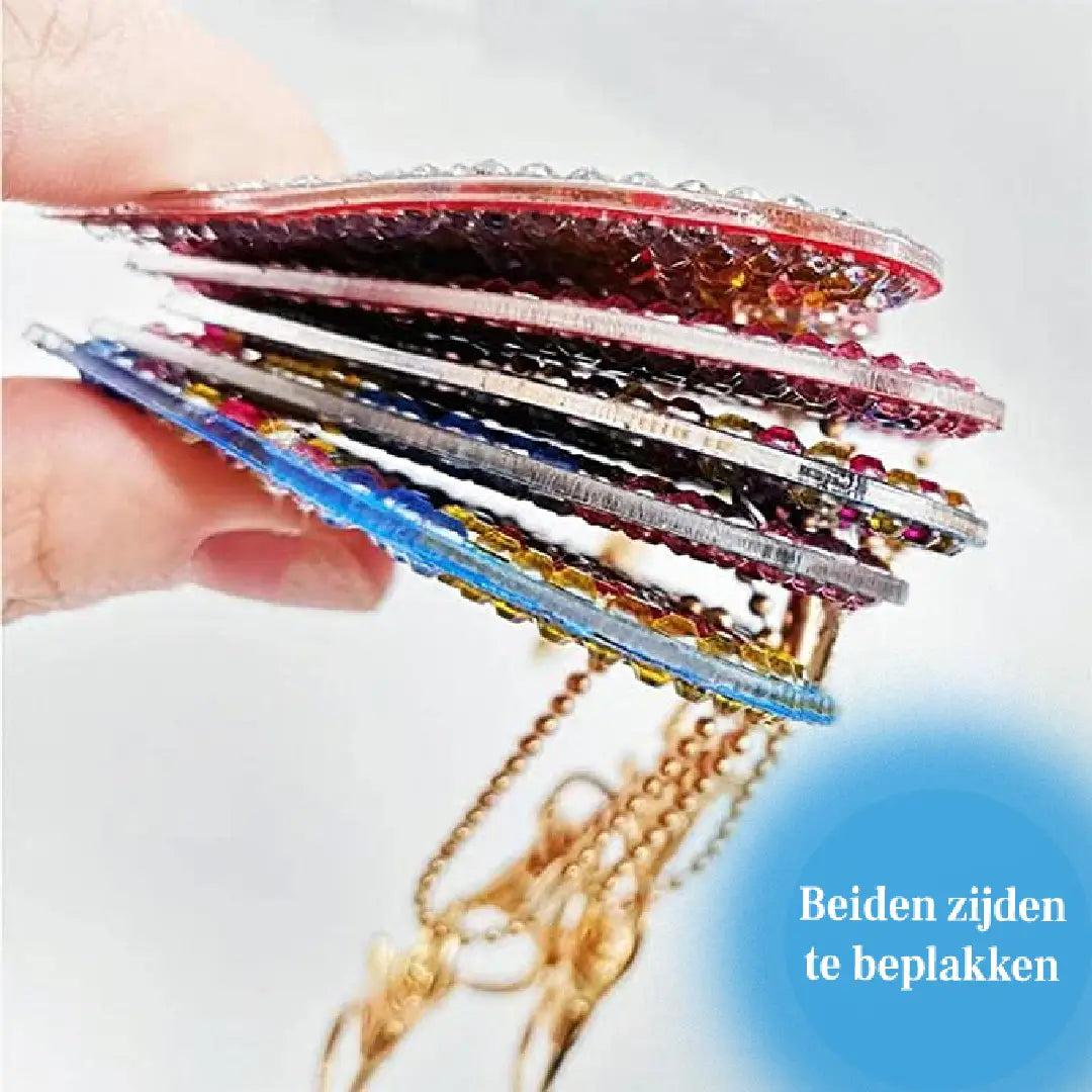 Close-up van dubbelzijdige diamond painting sleutelhangers in diverse kleuren.