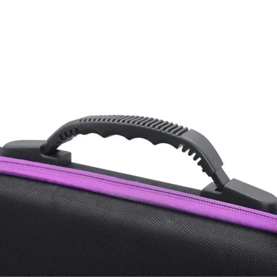 Close-up van het stevige handvat van een zwarte opbergtas met paarse rand voor diamond painting accessoires.