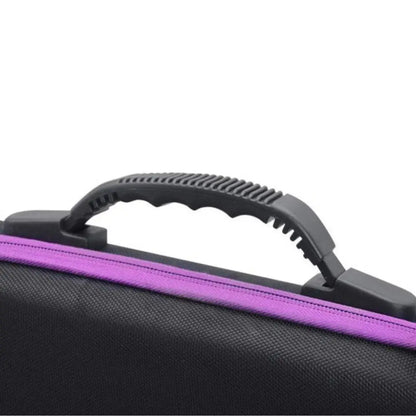 Close-up van het stevige handvat van een zwarte opbergtas met paarse rand voor diamond painting accessoires.