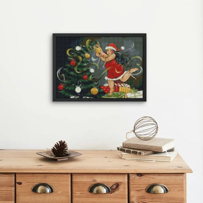 Ingelijst diamond painting van een meisje in kerstoutfit dat een kerstboom versiert, opgehangen boven een houten dressoir.