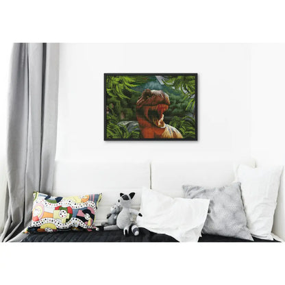 Diamond painting van een brullende dinosaurus omgeven door groene planten, aan de muur boven een wit bed met kleurrijke kussens en knuffels.