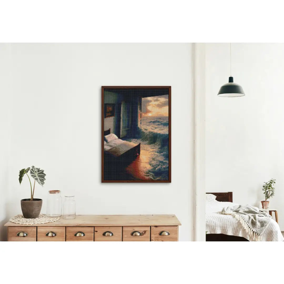 Diamond painting van een slaapkamer met uitzicht op een woelige zee bij zonsondergang, aan de muur boven een houten dressoir met decoratieve items.