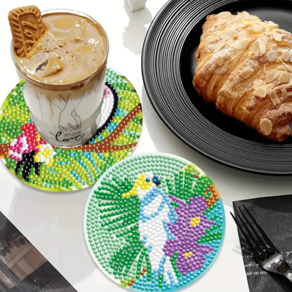 Diamond painting onderzetter met kaketoe ontwerp, glas koffie en croissant