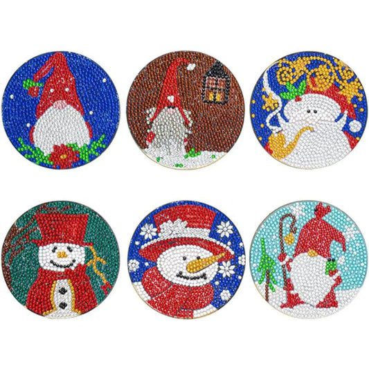 Set van zes ronde diamond painting onderzetters met verschillende kerstmotieven.